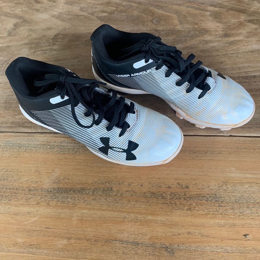 Under Armour boy baseball cleats